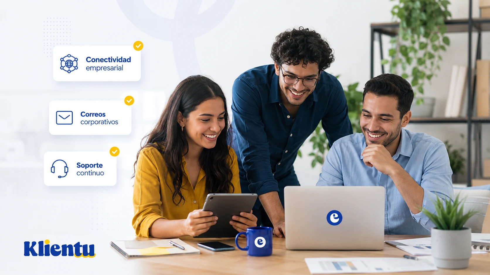 Equipo de una pyme trabajando con soluciones digitales